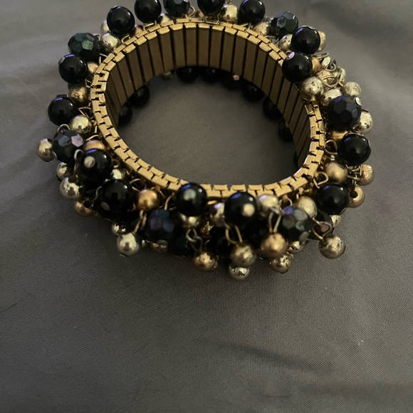 Elegant Black and Gold Beaded Bracelet - Picture 2 of 3